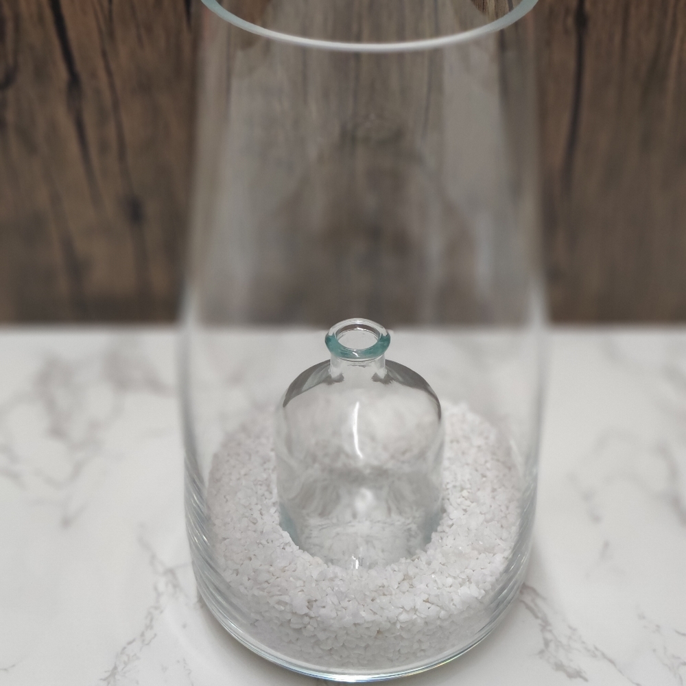 GLASS VASE WITH WHITE ROCKS. SMALL GLASS INSERTED IN MIDDLE OF VASE. - Picture 4 of 10